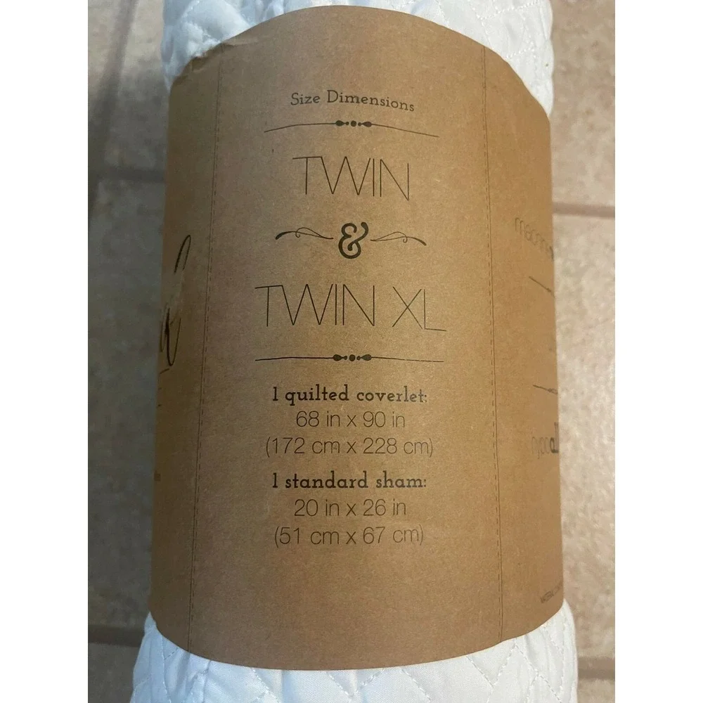 Set of 2 Home Collection Herring Twin / Twin XL Quilt Set in White, (NEW)